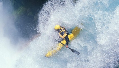 绿茵场上的静默致敬，全员默哀一分钟，体育精神在泪光中永恒