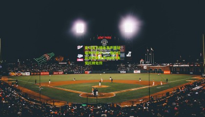 皇马官方媒体发声质疑裁判尺度不一，指出拉菲尼亚两次争议动作未受红牌处罚