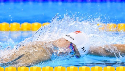 英格兰女足赛事突发意外 解说席女主持晕倒 名宿伊恩-赖特现场紧急搀扶